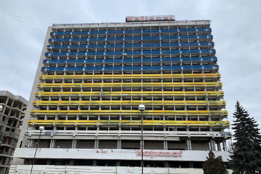 La un pas de tragedie. O copilă avea să cadă de pe Hotelul Național